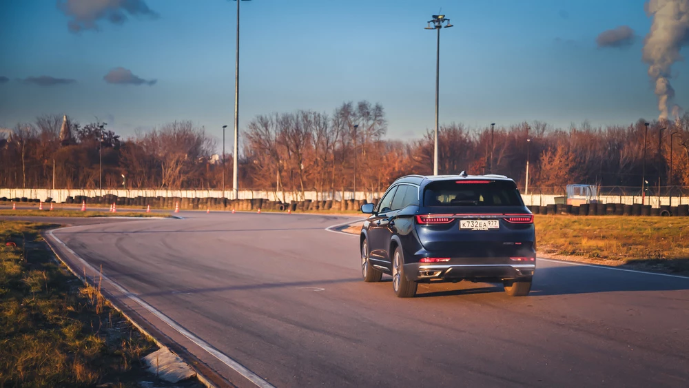 Jetour X70 Plus в динамике полигон сзади сбоку