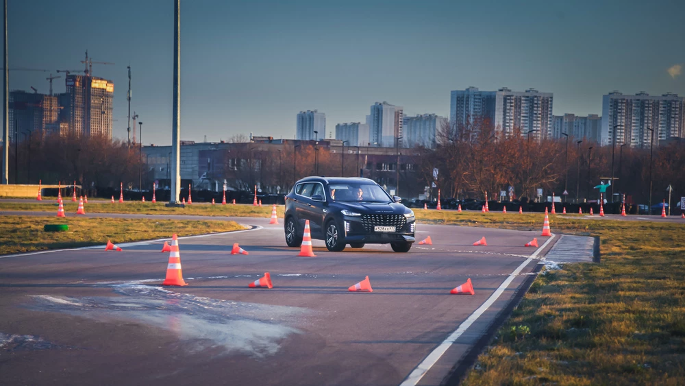 Jetour X70 Plus в динамике полигон спереди