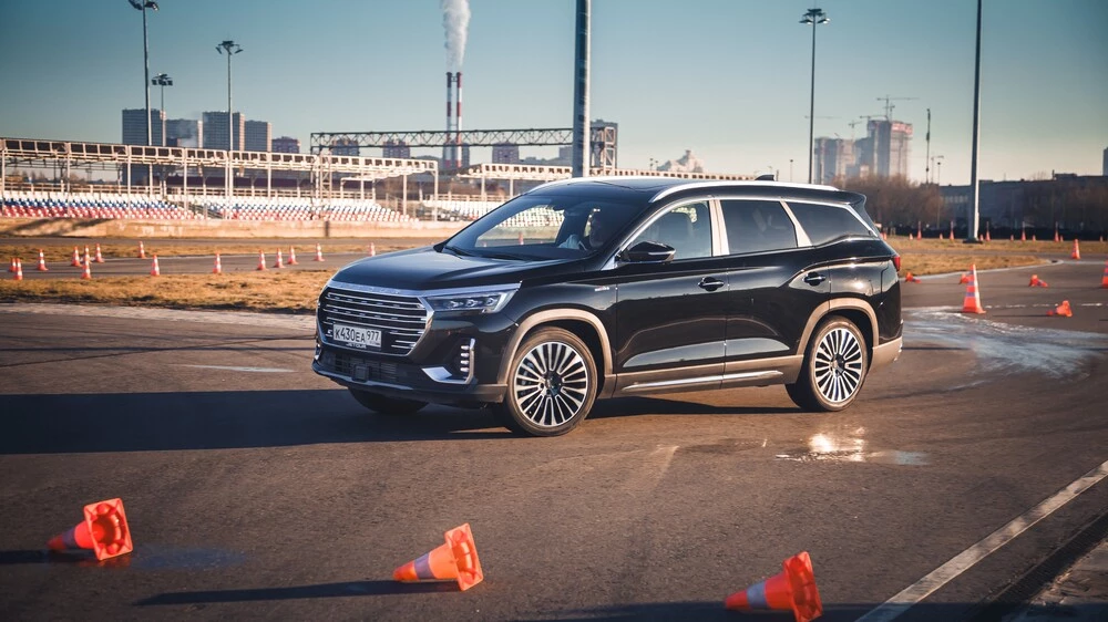 Jetour X90 Plus в динамике полигон спереди сбоку