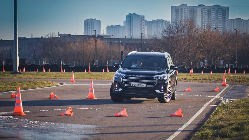 Jetour X90 Plus в динамике полигон спереди сбоку