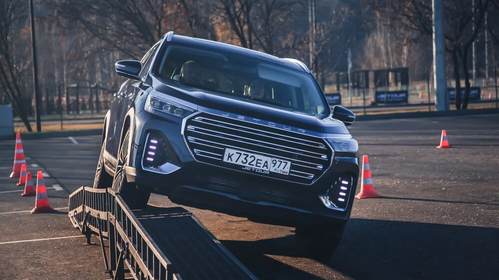 Jetour X90 Plus в динамике полигон спереди сбоку вывешивание