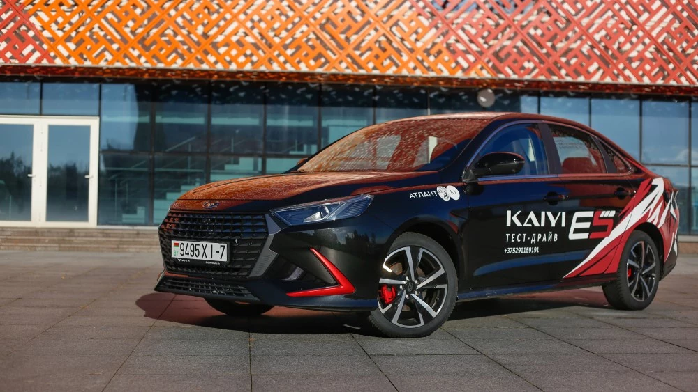 Kaiyi E5 сбоку спереди в Беларуси