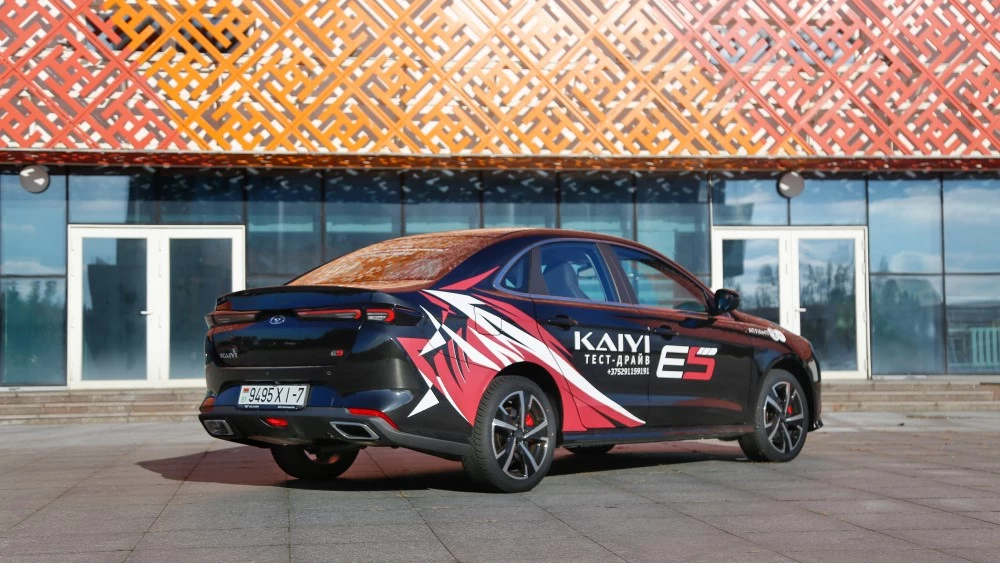 Kaiyi E5 сбоку сзади в Беларуси