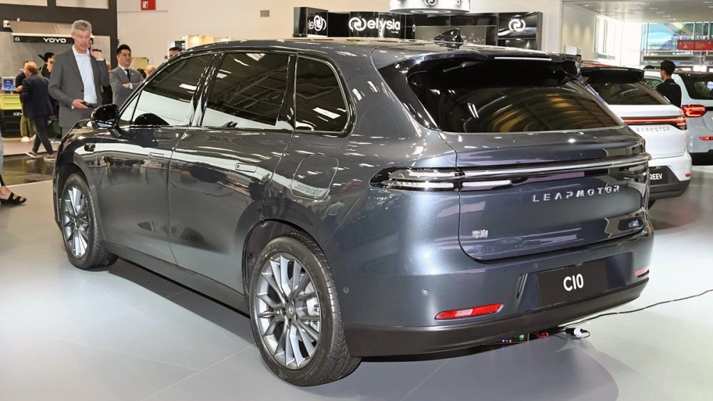 Электрический кроссовер Leapmotor C10 мюнхен автосалон сбоку сзади