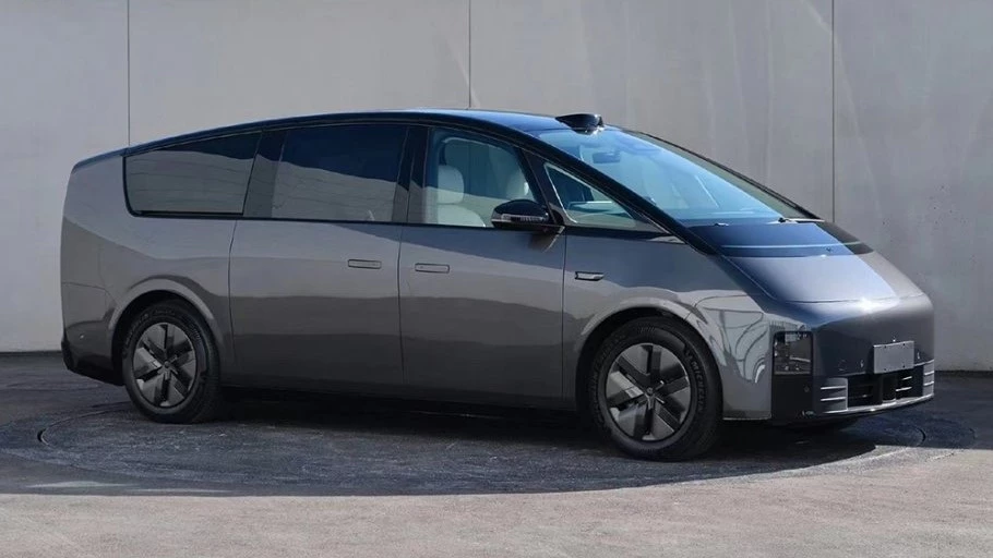 Li Auto Mega сбоку сзади