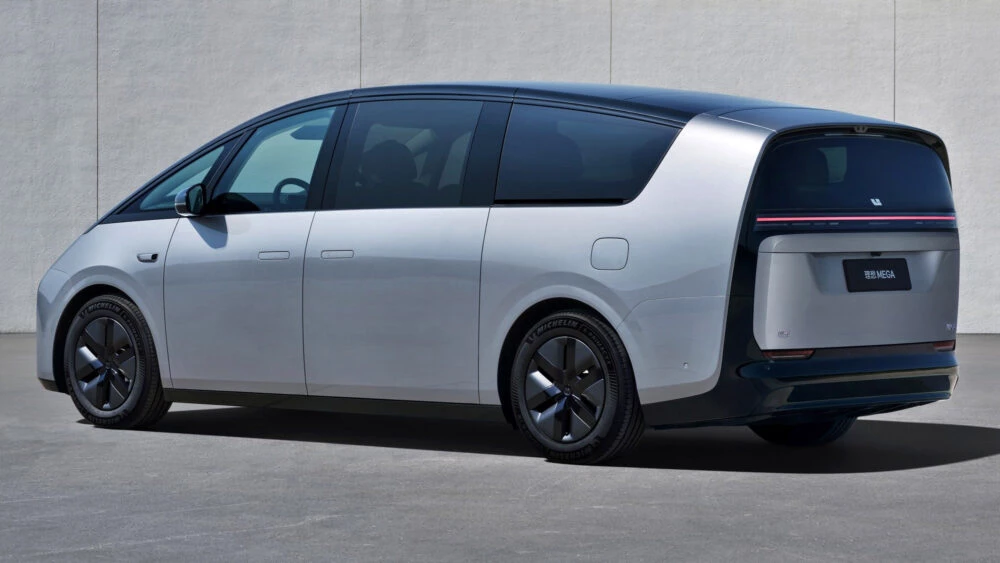 Li Auto Mega сбоку сзади