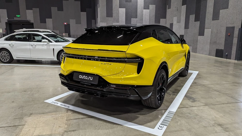 Lotus Nyo Eletre Новинка года 2023 сбоку сзади