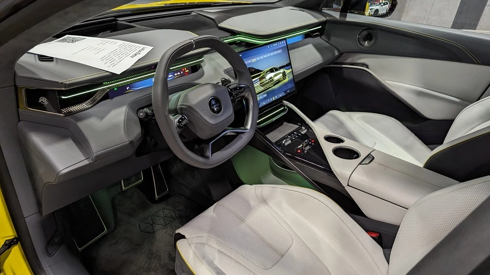 Lotus Nyo Eletre салон интерьер