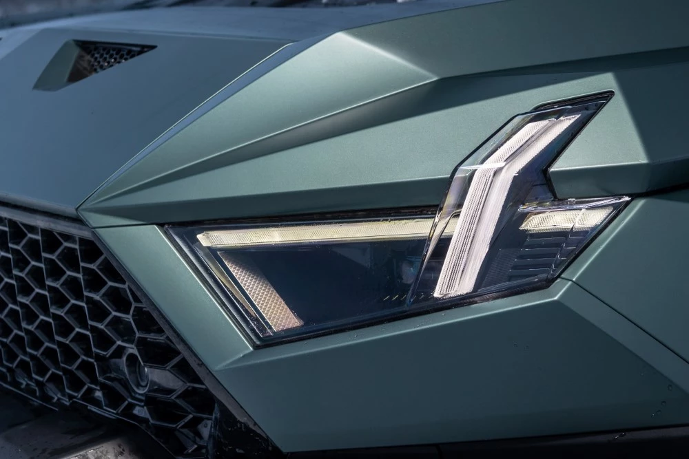 M-Hero спереди сбоку фары