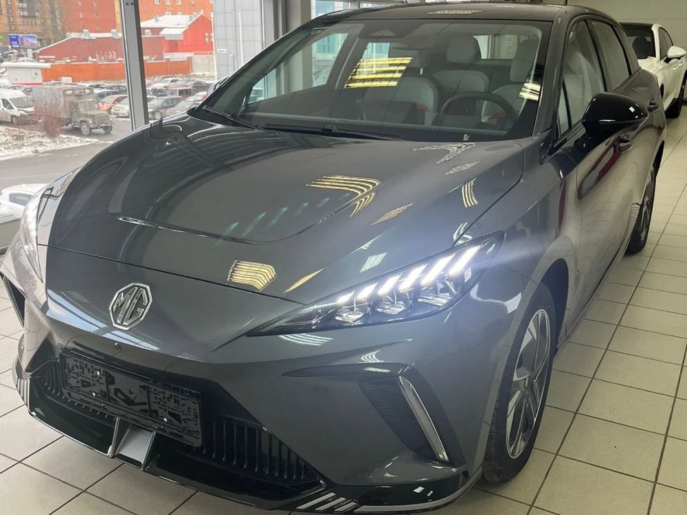 Электрический хэтчбек MG 4 Mulan сбоку спереди в автосалоне