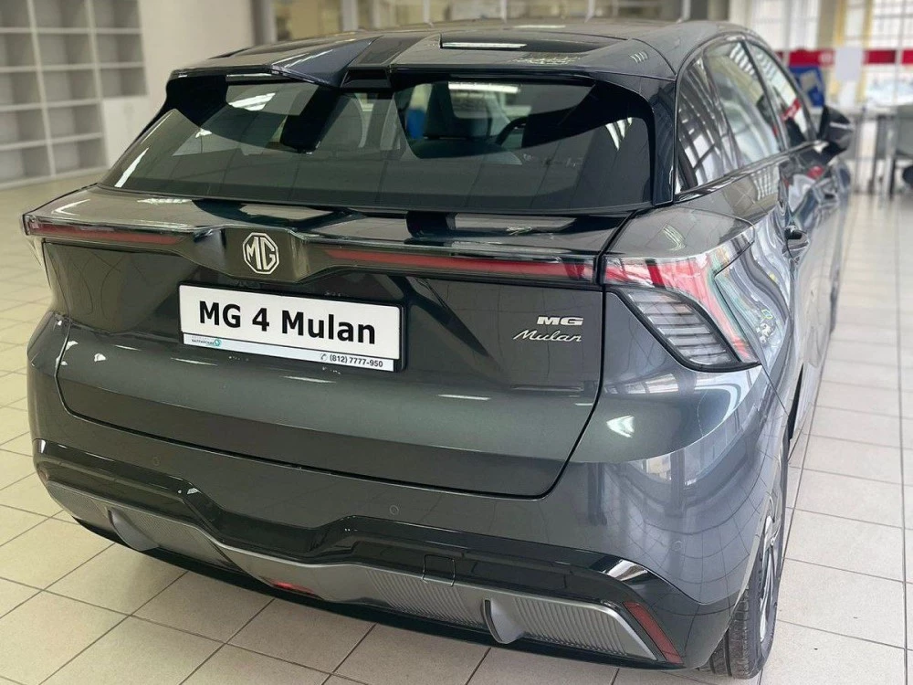 Электрический хэтчбек MG 4 Mulan сбоку сзади в автосалоне