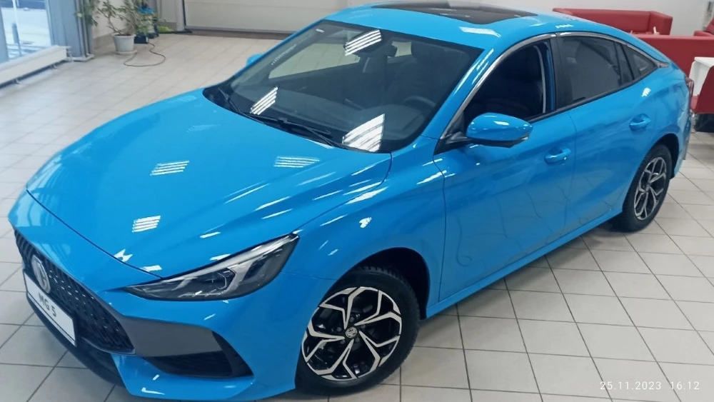 Седан MG 5 автосалон дилер Балтийский сбоку спереди