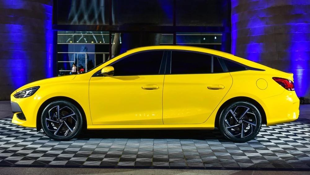 Седан MG 5 сбоку