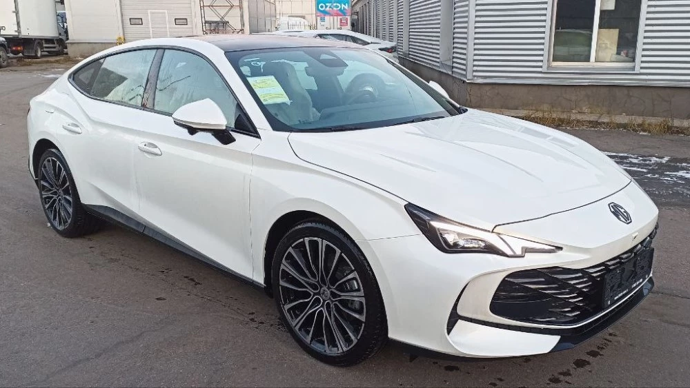 Лифтбек MG 7 в Санкт-Петербурге сбоку спереди