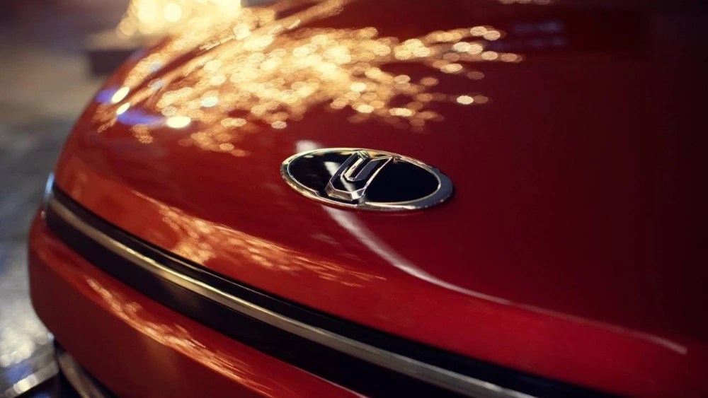 новинки завода Москвич логотип капот