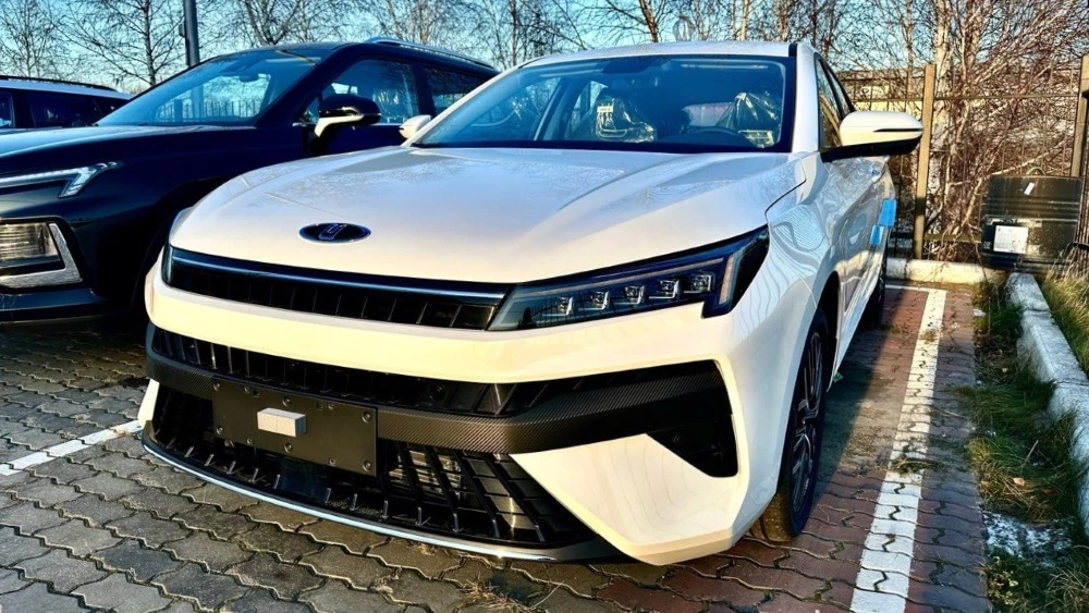 Лифтбек Москвич 6 у дилера в автосалоне сбоку спереди Силаавто Красноярск