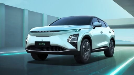 Omoda E5 сбоку спереди выйдет на рынок