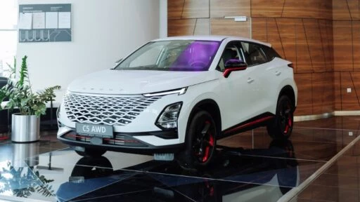 OMODA C5 в автосалоне БИЗНЕС КАР КАШИРСКИЙ сбоку спереди