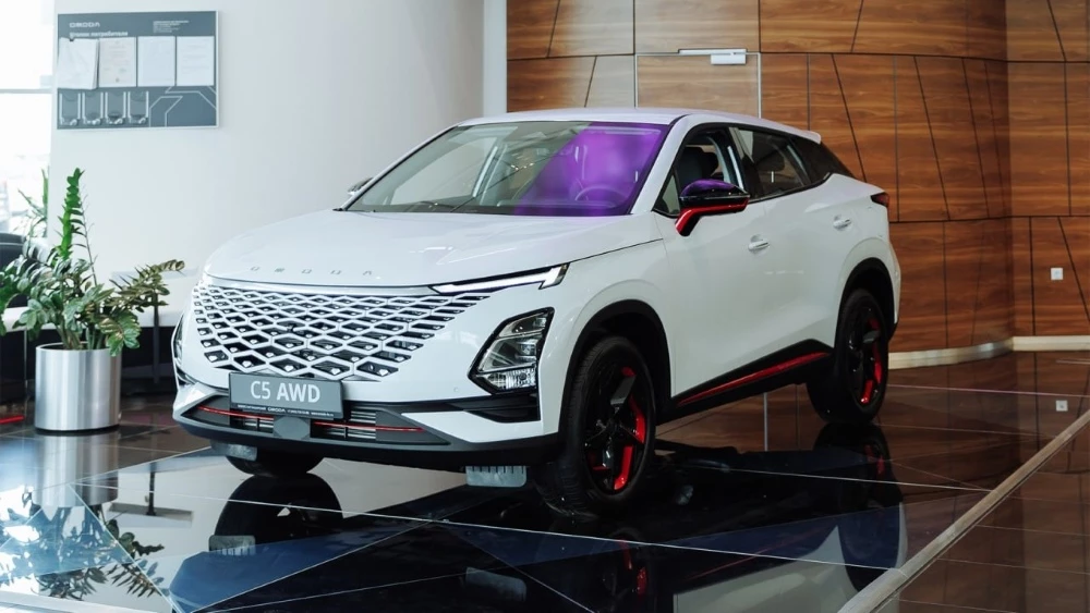 OMODA C5 – лучший компактный внедорожник в России OMODA C5 в автосалоне БИЗНЕС КАР КАШИРСКИЙ сбоку спереди