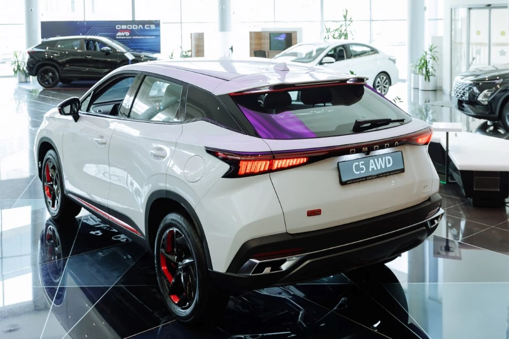 OMODA C5 в автосалоне БИЗНЕС КАР КАШИРСКИЙ сбоку сзади