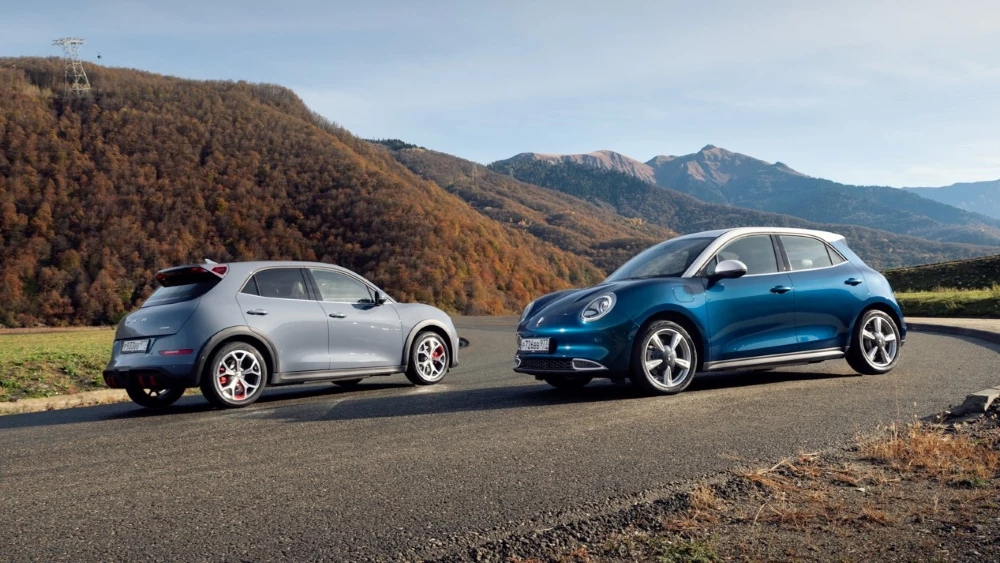 Чем удивил Ora 03. Пять фактов о новом для России электромобиле Ora 03 GT и Ora 03 сбоку вместе