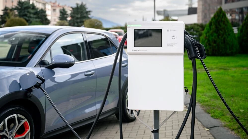 Ora 03 GT сбоку спереди заряжается станция