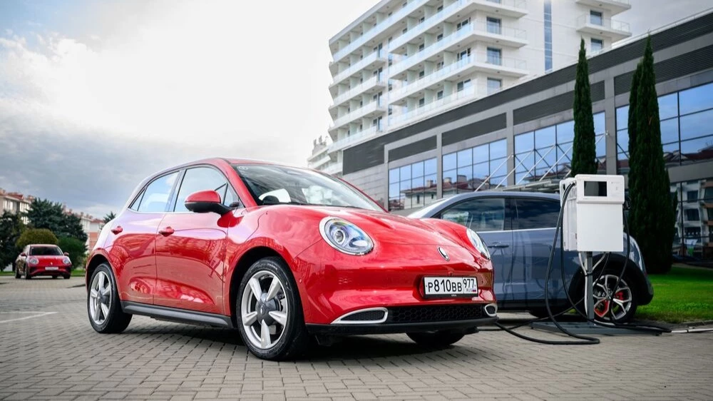 Ora 03 сбоку спереди заряжается станция