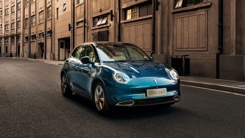 GWM Ora 03 сбоку спереди в Германии Европе
