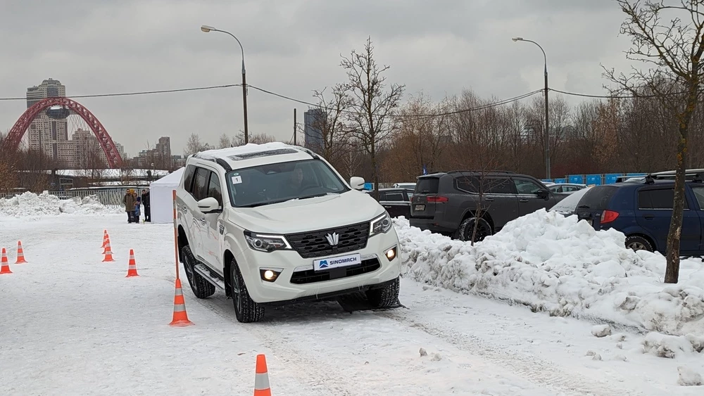 Внедорожник Oting Paladin сбоку спереди в динамике тесты