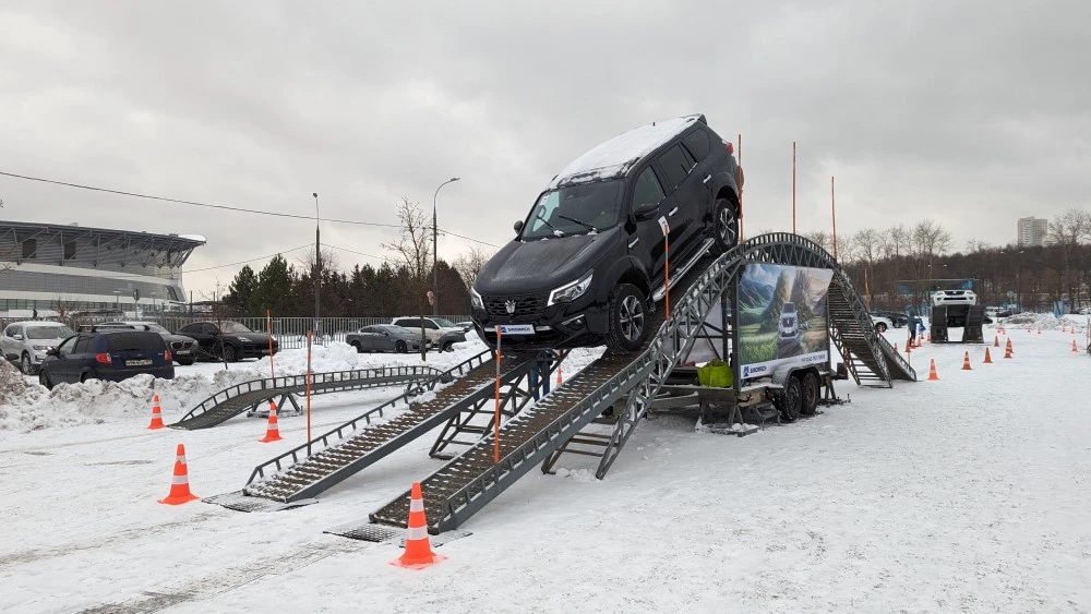Внедорожник Oting Paladin сбоку спереди в динамике тесты качели полный привод