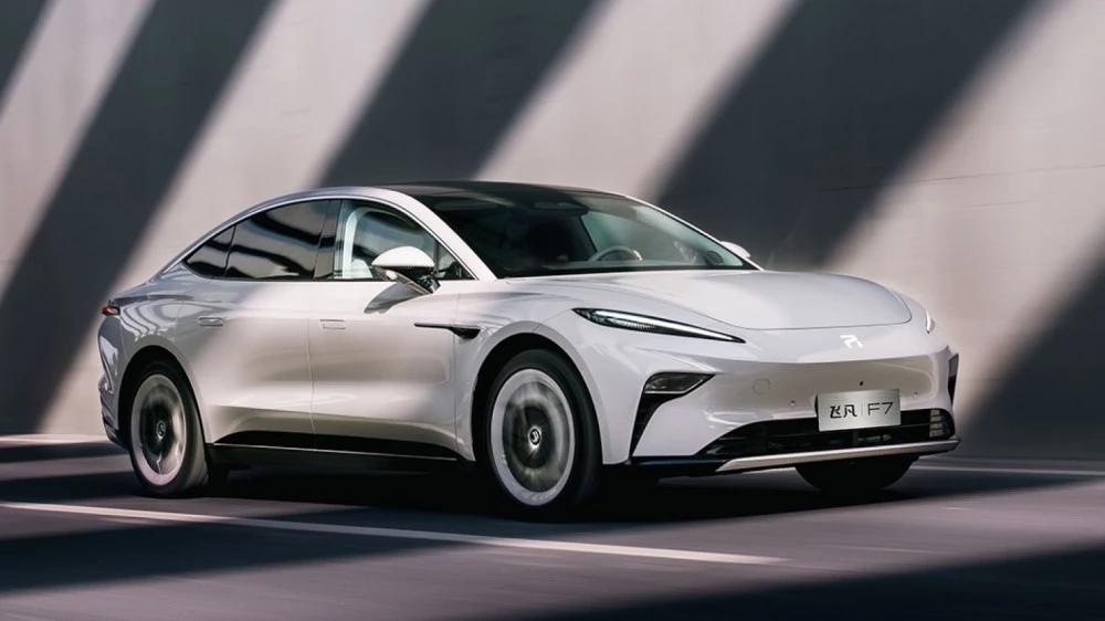 Электрический лифтбек Rising F7 сбоку спереди в статике