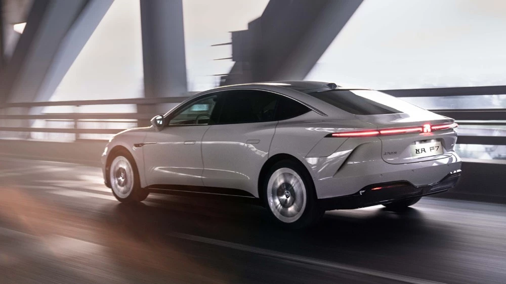 Электрический лифтбек Rising F7 сбоку сзади в динамике