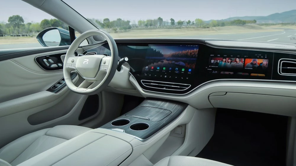 Электрический лифтбек Rising F7 салон интерьер