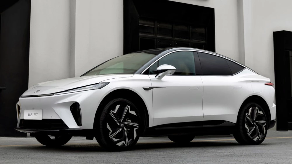 Электрический кросс-купе купе-кроссовер Rising R7 сбоку спереди