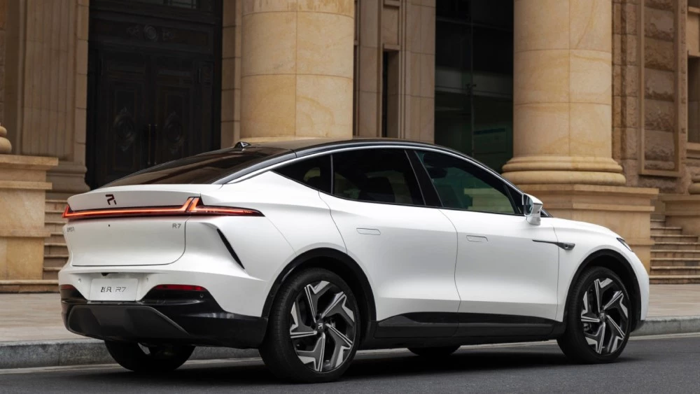 Электрический кросс-купе купе-кроссовер Rising R7 сбоку сзади