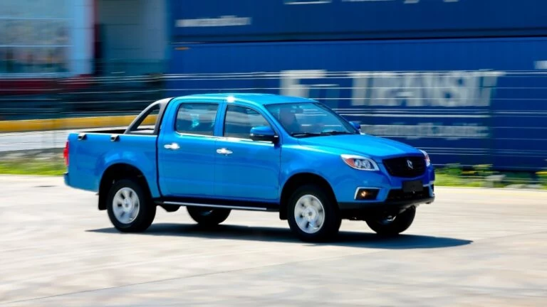 Пикап Sollers ST6 сбоку спереди в динамике