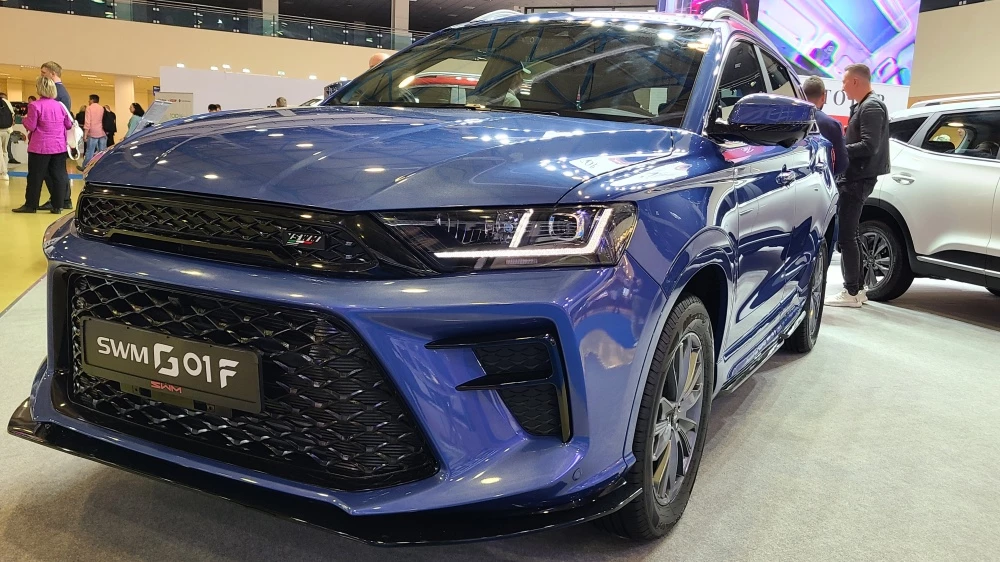 Кроссоверы SWM G01F сбоку спереди