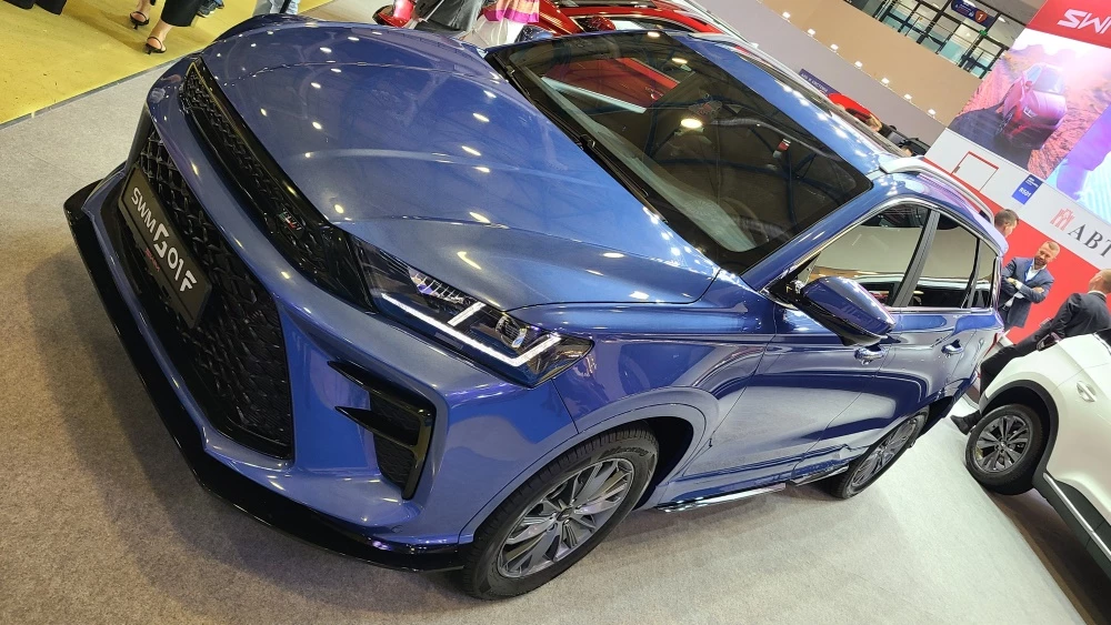 Кроссоверы SWM G01F сбоку спереди сверху