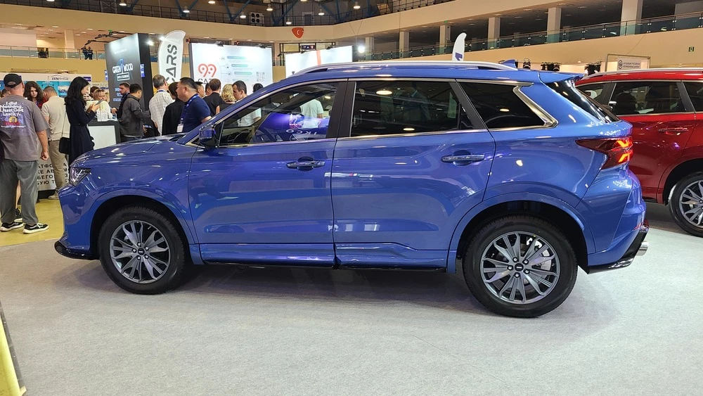 Кроссоверы SWM G01F сбоку