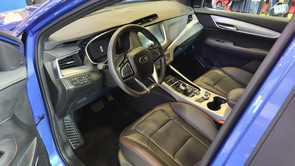 Кроссоверы SWM G01F интерьер салон первый ряд