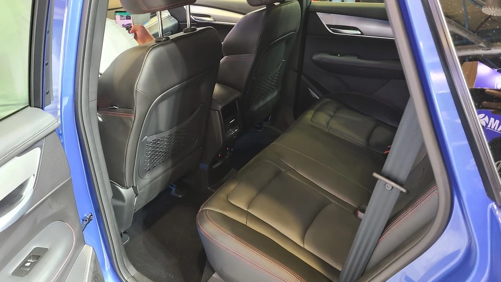 Кроссоверы SWM G01F интерьер салон второй ряд