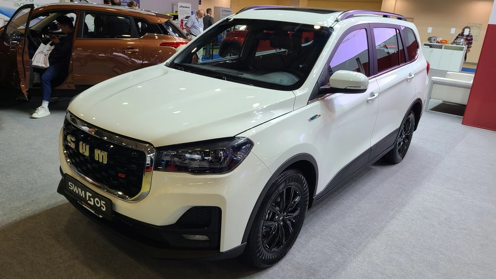 Кроссоверы SWM G05 Pro сбоку спереди