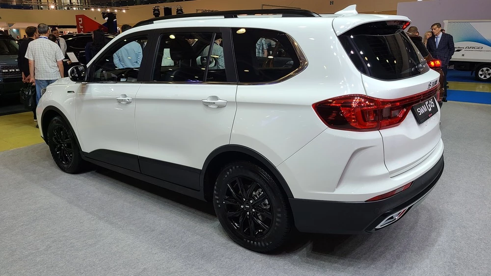 Кроссоверы SWM G05 Pro сбоку сзади