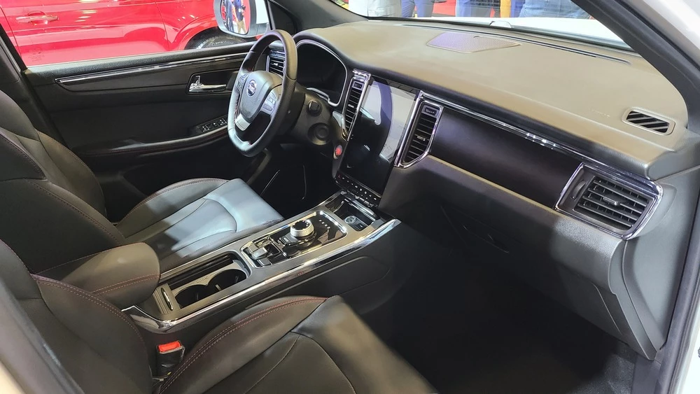 Кроссоверы SWM G05 Pro салон интерьер первый ряд