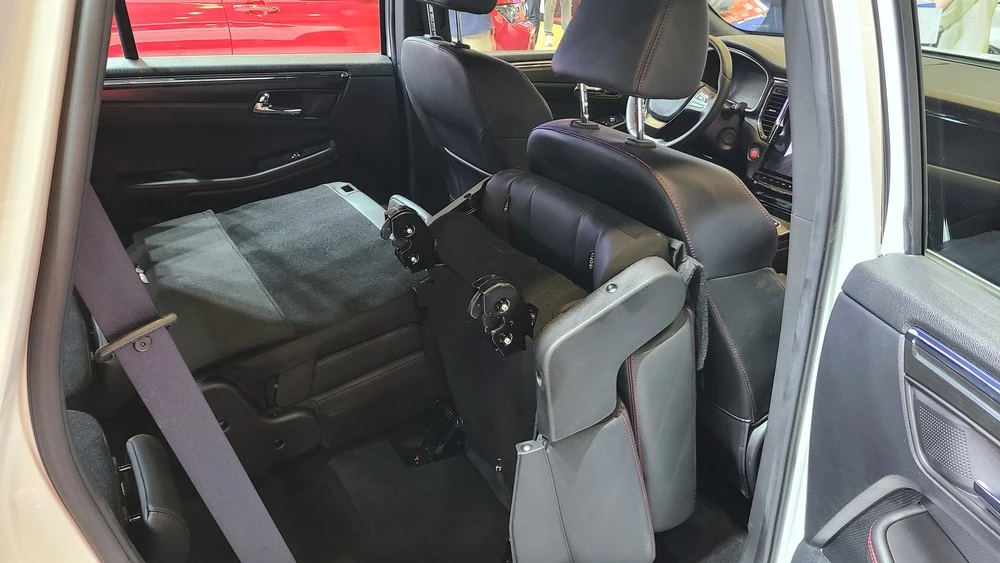 Кроссоверы SWM G05 Pro салон интерьер второй ряд