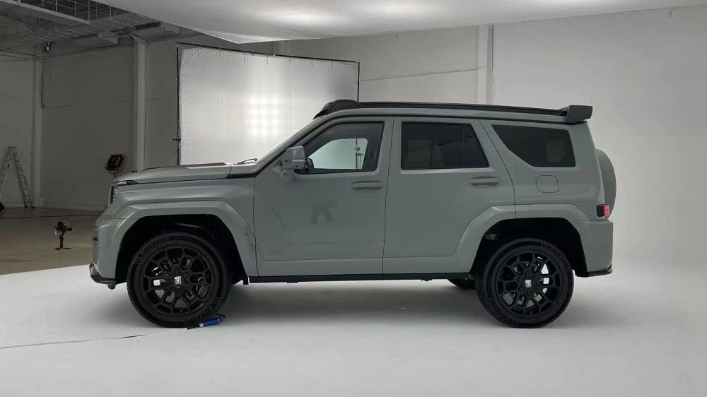 Гибридный внедорожник Tank 700 Hi4-T сбоку