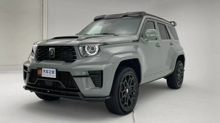 Гибридный внедорожник Tank 700 Hi4-T сбоку спереди