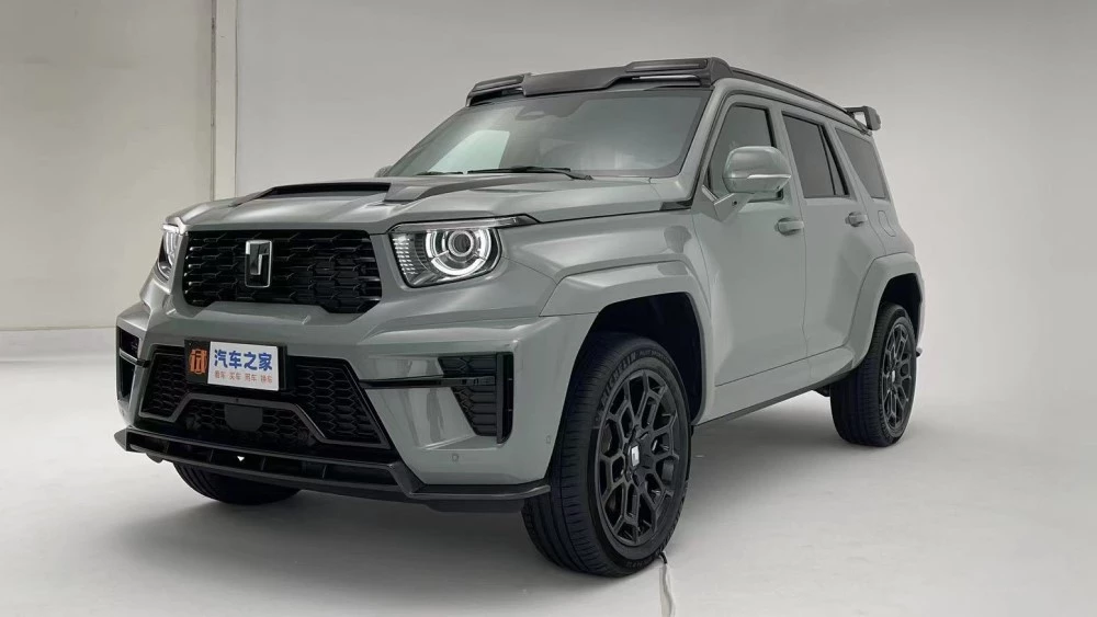 Гибридный внедорожник Tank 700 Hi4-T сбоку спереди