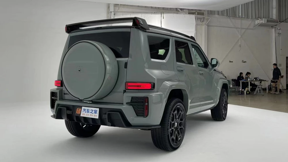 Гибридный внедорожник Tank 700 Hi4-T сбоку сзади