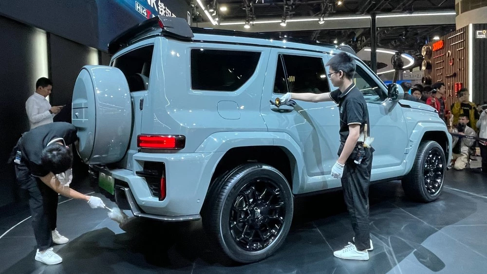 Tank 700 Hi4-T сбоку сзади автосалон Гуанчжоу цена продажи